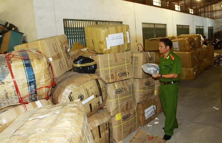 Hơn 5000 mũ bảo hiểm k&eacute;m chất lượng được ph&aacute;t hiện tại H&agrave; Nội