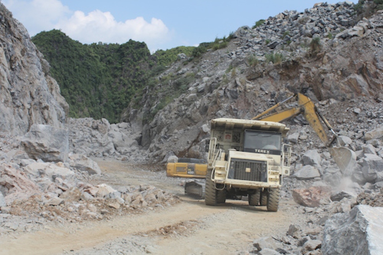 Xe x&uacute;c đang t&igrave;m c&aacute;c thi thể tại hiện trường