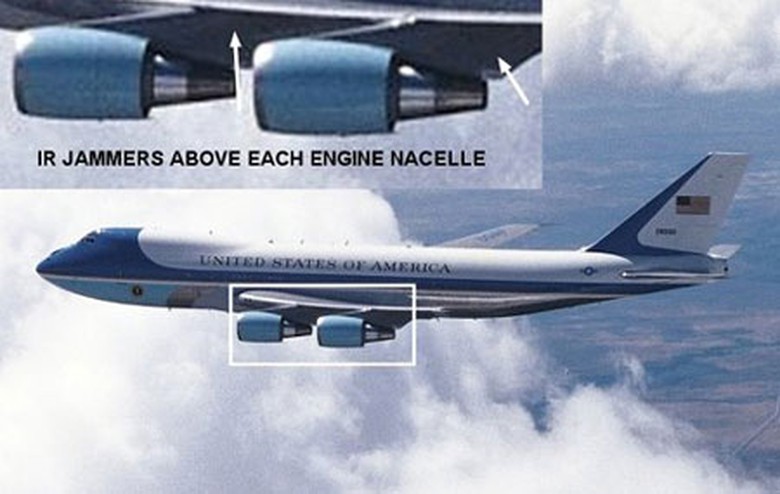 Chuy&ecirc;n cơ của Tổng thống Mỹ với hệ thống ph&ograve;ng thủ t&ecirc;n lửa gắn dưới động cơ.