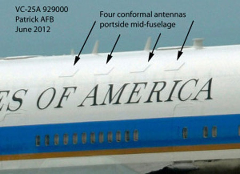 Hệ thống ăng-ten ẩn trong lớp vỏ của th&acirc;n m&aacute;y bay.