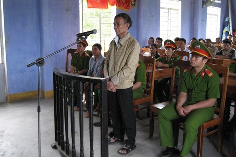 Bị can Rơ Chăm Kheo trước v&agrave;nh m&oacute;ng ngựa