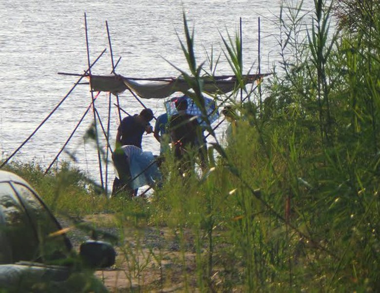 C&ocirc;ng an đang l&agrave;m c&aacute;c thủ tục gi&aacute;m định để x&aacute;c định danh t&iacute;nh người chết mới được t&igrave;m thấy. Ảnh: Nguyễn Ho&agrave;ng.