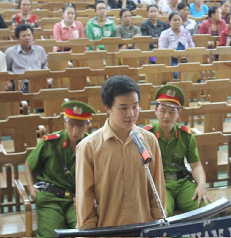 V&igrave; m&ecirc; game m&agrave; H&ograve;a kh&ocirc;ng c&ograve;n nh&acirc;n t&iacute;nh khi ra tay giết &ocirc;ng ngoại để lấy tiền nướng v&agrave;o game