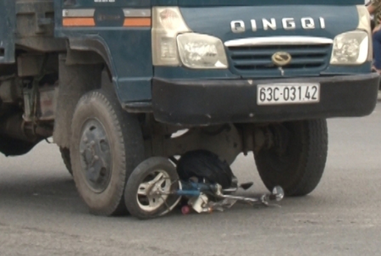 Hiện trường vụ tai nạn. (Ảnh: D&acirc;n tr&iacute;)