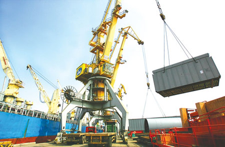 Bốc h&agrave;ng l&ecirc;n t&agrave;u biển tại Cảng Hải Ph&ograve;ng