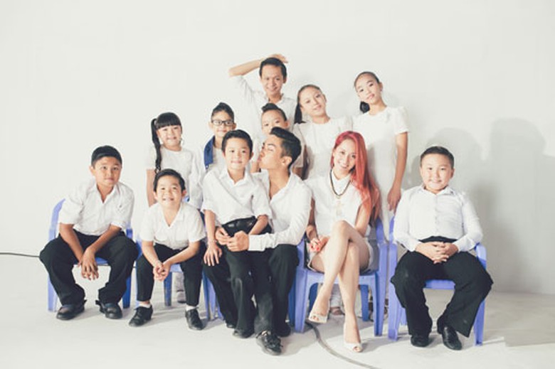 Đội chụp với Kh&aacute;nh Thy