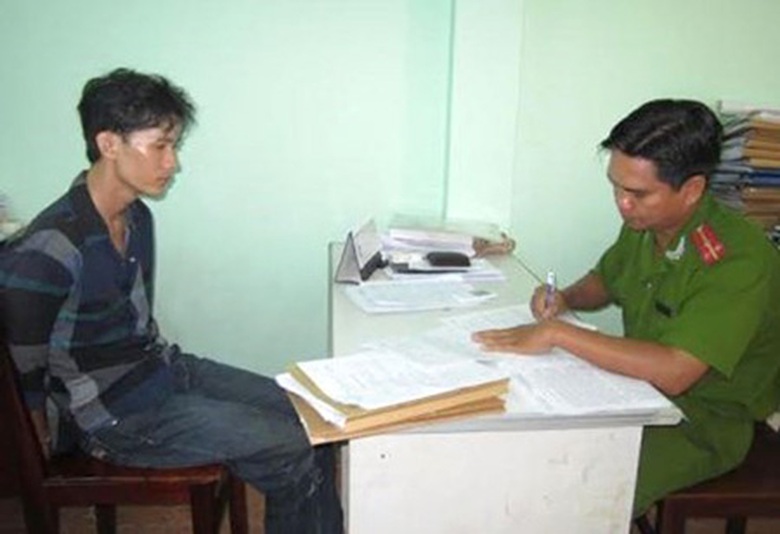 Hai t&ecirc;n cướp d&ugrave;ng s&uacute;ng giả g&acirc;y &aacute;n thời điểm bị c&ocirc;ng an bắt giữ. 