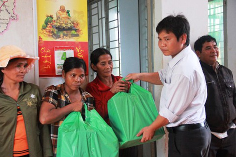 Đại diện chủ đầu tư trao qu&agrave; hỗ trợ người d&acirc;n thiệt hại