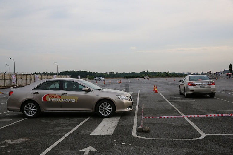 Kh&oacute;a học gồm nhiều nội dung như kinh nghiệm về phanh khẩn cấp, kinh nghiệm về phanh h&atilde;m khẩn cấp, l&aacute;i xe tổng thể&hellip; 