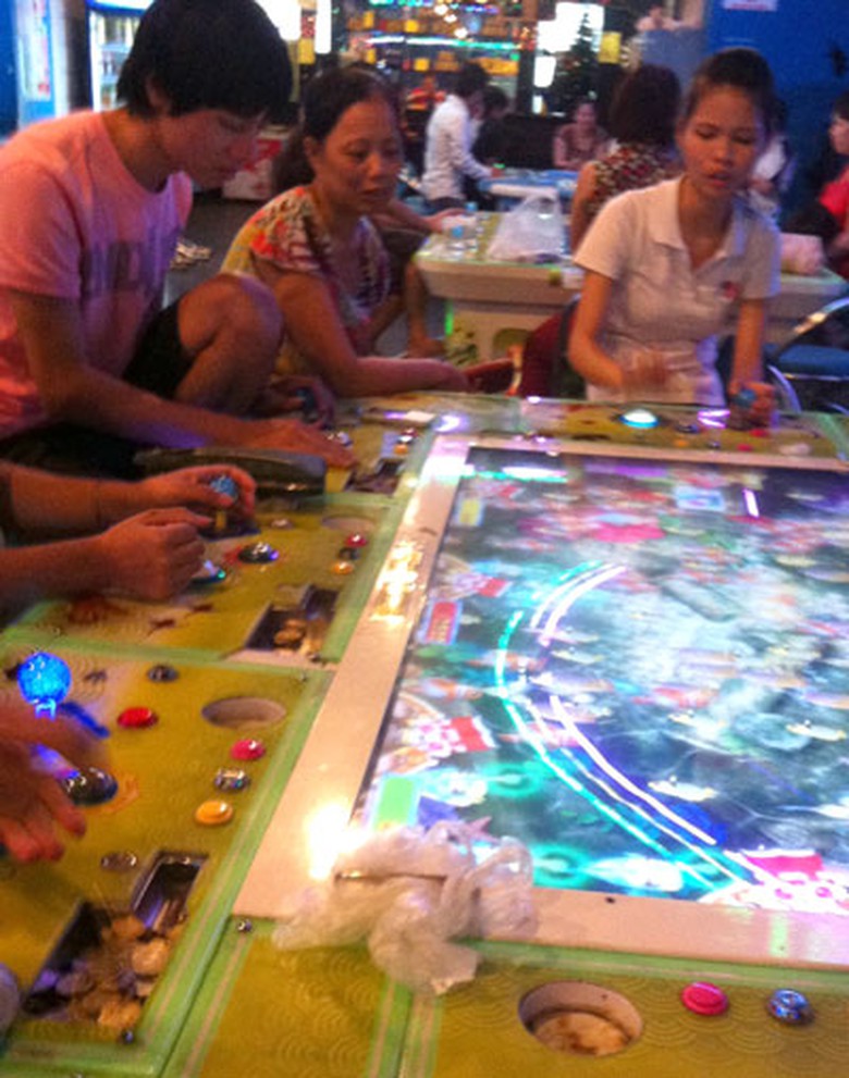 Nhiều người tham gia tr&ograve; chơi bắn c&aacute; tại si&ecirc;u thị Hiway H&agrave; Đ&ocirc;ng