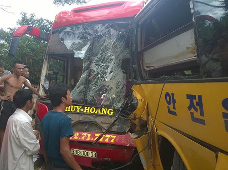 Ph&iacute;a đầu của hai xe bẹp d&uacute;m