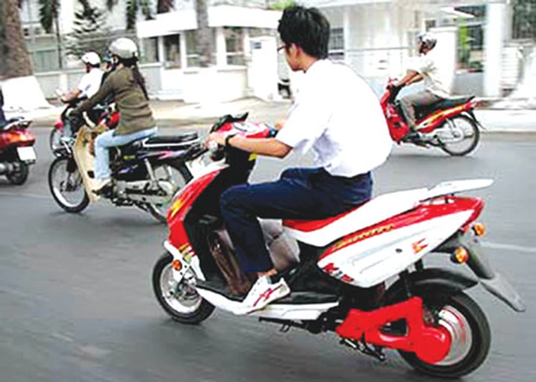 Xe m&aacute;y điện lưu th&ocirc;ng tr&ecirc;n đường phố TP HCM