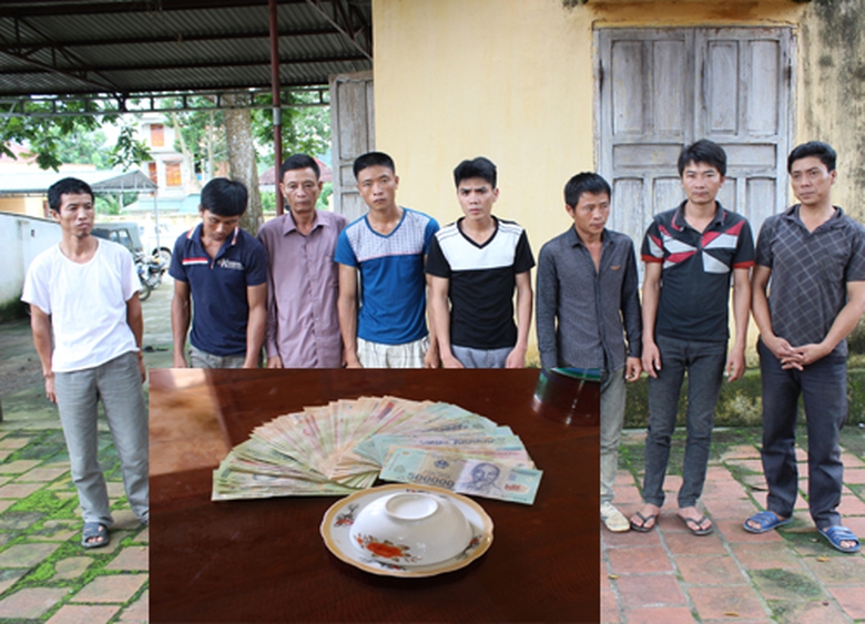 10 đối tượng bị lực lượng CSGT huyện Như Xu&acirc;n bắt quả tang c&ugrave;ng tang vật li&ecirc;n quan