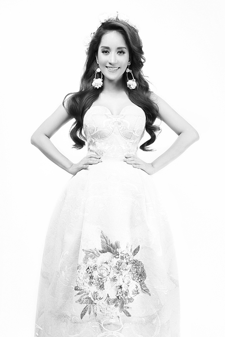 Với lối tạo d&aacute;ng chuy&ecirc;n nghiệp, từng biểu cảm tr&ecirc;n n&eacute;t mặt Kh&aacute;nh Thi đều được thể hiện r&otilde; n&eacute;t dưới g&oacute;c m&aacute;y của nhiếp ảnh gia.