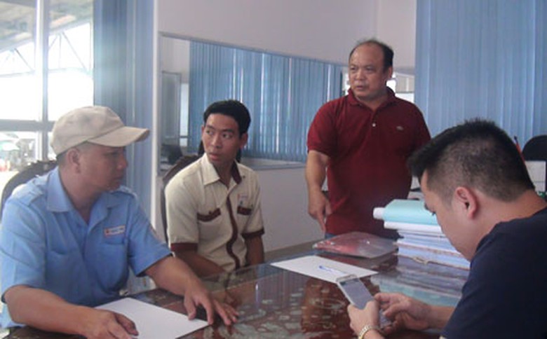 Thanh tra giao th&ocirc;ng lập bi&ecirc;n bản t&agrave;i xế xe Th&agrave;nh Bưởi