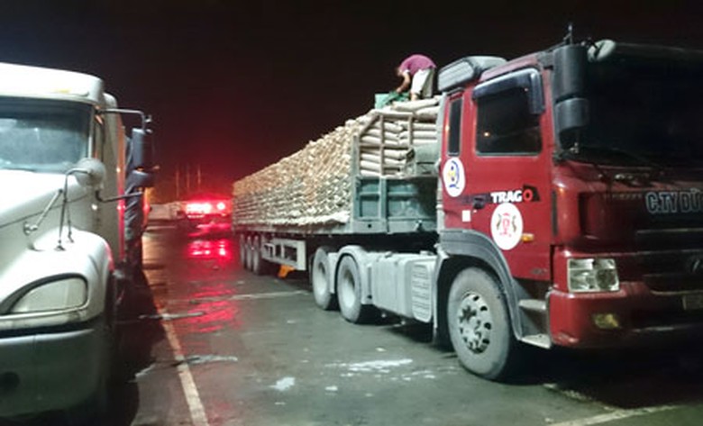 Xe chở xi măng qu&aacute; tải từ C&ocirc;ng ty xi măng Chinfon