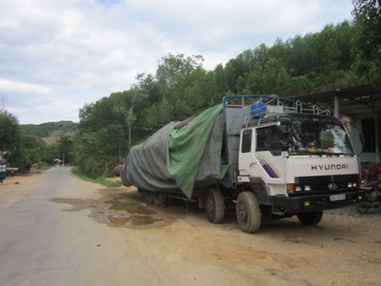 Những chiếc xe lẻ tẻ đỗ dừng b&ecirc;n đường -