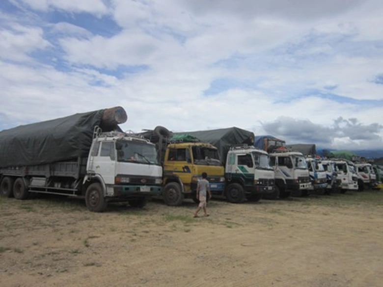 11 xe bị bắt giữ v&igrave; chở gỗ qu&aacute; tải đang nằm chờ xử l&yacute; trong b&atilde;i