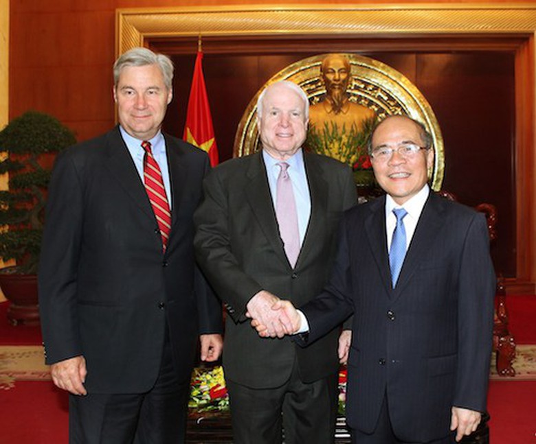 Chủ tịch Quốc hội Nguyễn Sinh H&ugrave;ng tiếp hai thượng nghị sỹ John McCain (giữa) v&agrave; Sheldon Whitehouse (b&ecirc;n tr&aacute;i).
