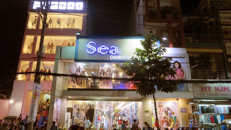 C&aacute;c cửa hiệu thời trang san s&aacute;t nhau ở TP.HCM, chưa bao giờ vắng mặt h&agrave;ng x&aacute;ch tay chuyển từ nước ngo&agrave;i về