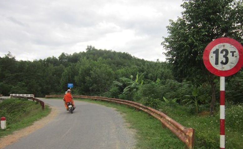 H&agrave;ng loạt cầu yếu phải oằn m&igrave;nh g&aacute;nh chịu đo&agrave;n xe chở gỗ si&ecirc;u khủng