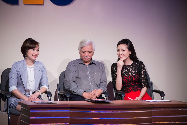  Trong buổi ghi h&igrave;nh, Hoa hậu Việt Nam 1988 đ&atilde; c&oacute; những ph&uacute;t tranh luận s&ocirc;i nổi về chủ đề kinh tế với nh&agrave; sử học Dương Trung Quốc v&agrave; &Aacute; hậu Thụy V&acirc;n, MC của chương tr&igrave;nh.