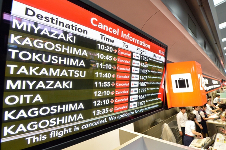 Ng&agrave;y 9/8, 400 chuyến bay bị hủy v&igrave; b&atilde;o Halong