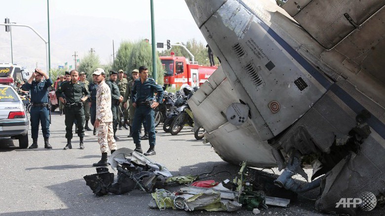 Mảnh vụn chiếc m&aacute;y bay gặp nạn tr&ecirc;n phố