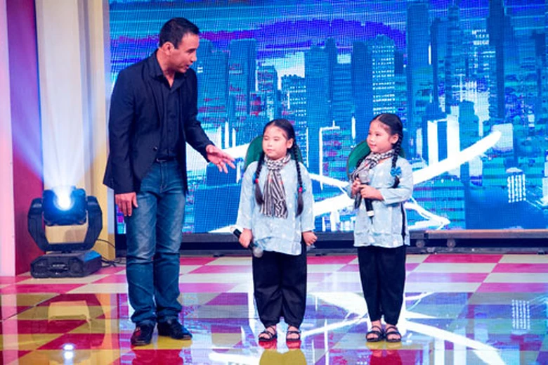 MC Quyền Linh c&ugrave;ng đ&ocirc;i song ca nh&iacute; Tr&uacute;c Linh - Th&ugrave;y Linh.