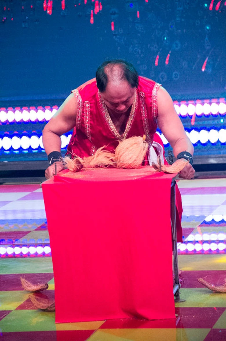 Kỷ lục gia Nguyễn Kim Tuấn d&ugrave;ng răng lột dừa 