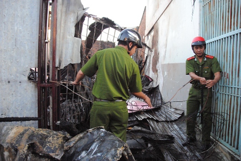 To&agrave;n bộ xưởng gỗ của gia đ&igrave;nh &ocirc;ng H&ograve;a đ&atilde; bị thi&ecirc;u rụi.