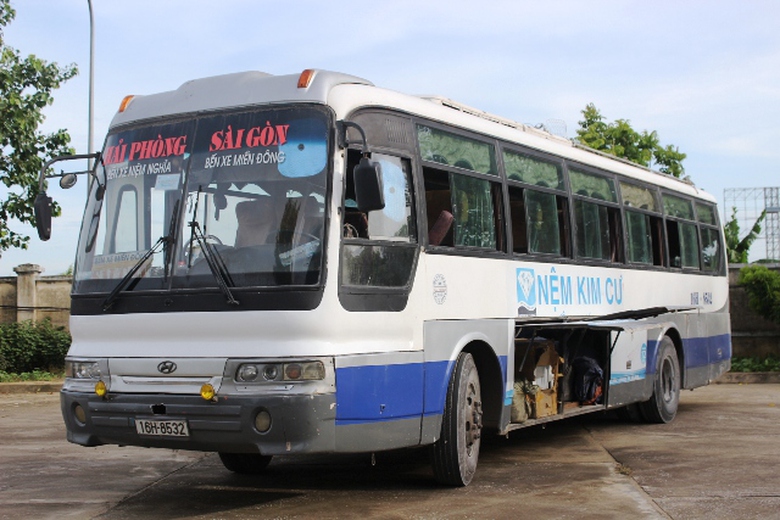 Chiếc xe kh&aacute;ch bị lực lượng CSGT Thanh H&aacute;o bắt giữ 