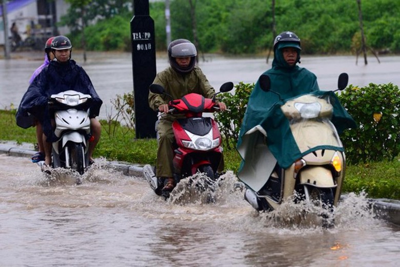 Nhiều xe m&aacute;y phải men theo dải ph&acirc;n c&aacute;ch để tr&aacute;nh bị thụt hố. 