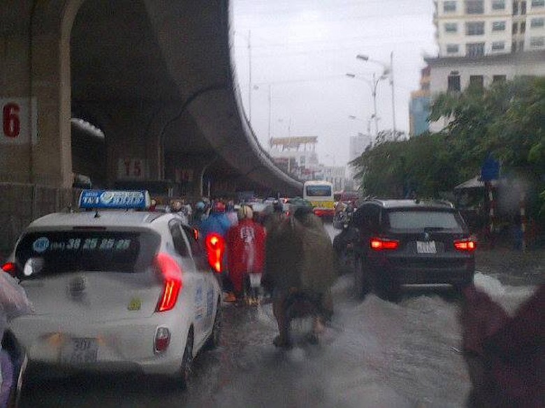 Xe cộ &ugrave;n ứ ở đoạn ngập tr&ecirc;n đường v&agrave;nh đai 2, ch&acirc;n cầu Vĩnh Tuy, dốc Minh Khai - Lạc Trung. 