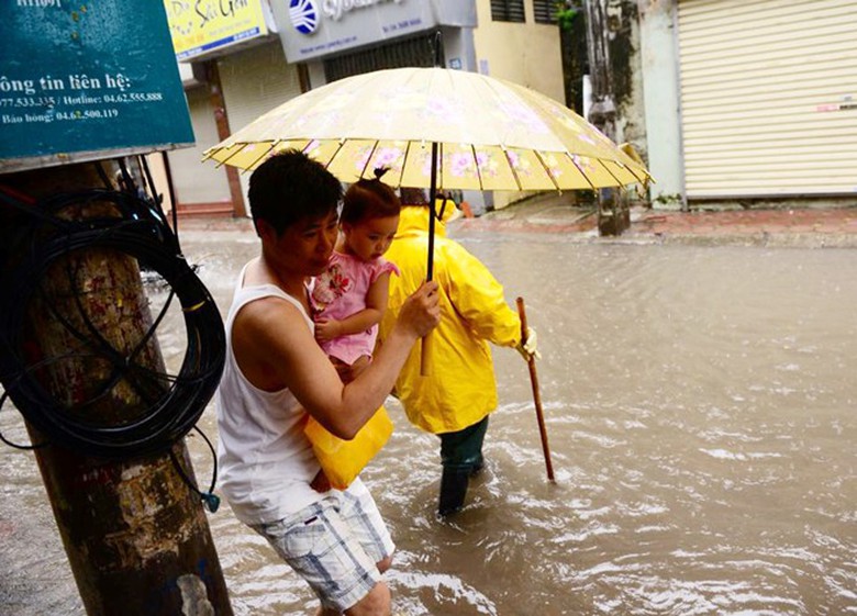 Người d&acirc;n đi lại kh&oacute; khăn tr&ecirc;n phố Vũ Trọng Phụng, nhất l&agrave; c&aacute;c phụ huynh đưa con nhỏ đến lớp.