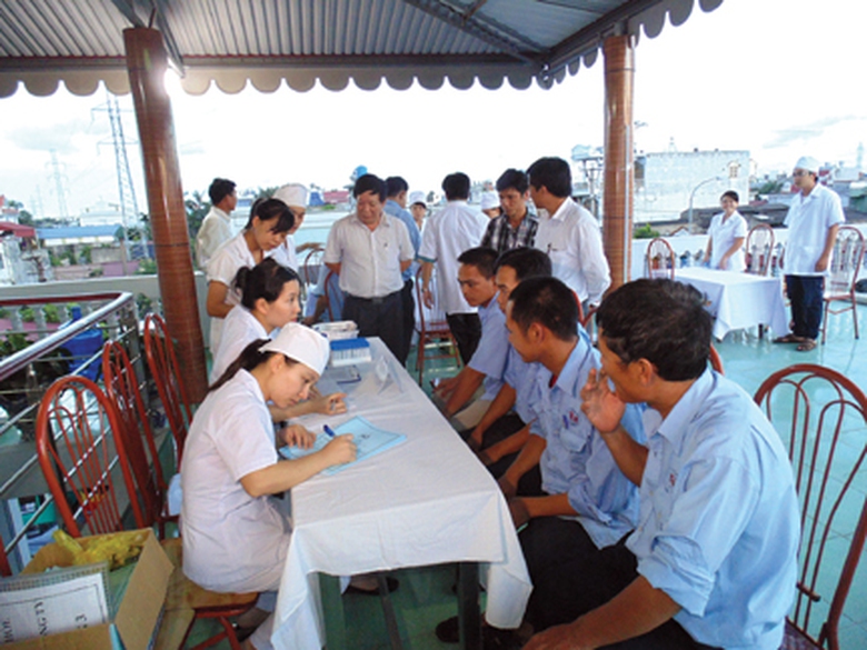 C&aacute;c l&aacute;i xe đang tiến h&agrave;nh kh&aacute;m sức khỏe định kỳ (Ảnh minh họa)