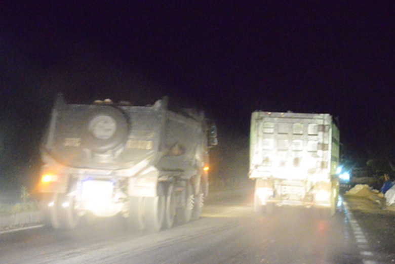 Xe qu&aacute; tải giăng h&agrave;ng chạy tốc độ cao tr&ecirc;n QL 1A để vượt trạm c&acirc;n