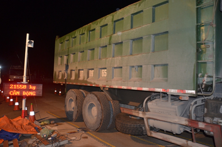 Tr&ecirc;n bảng hiện thị kết quả c&acirc;n, một trục của xe đ&atilde; c&oacute; trọng tải l&ecirc;n đến 22 tấn