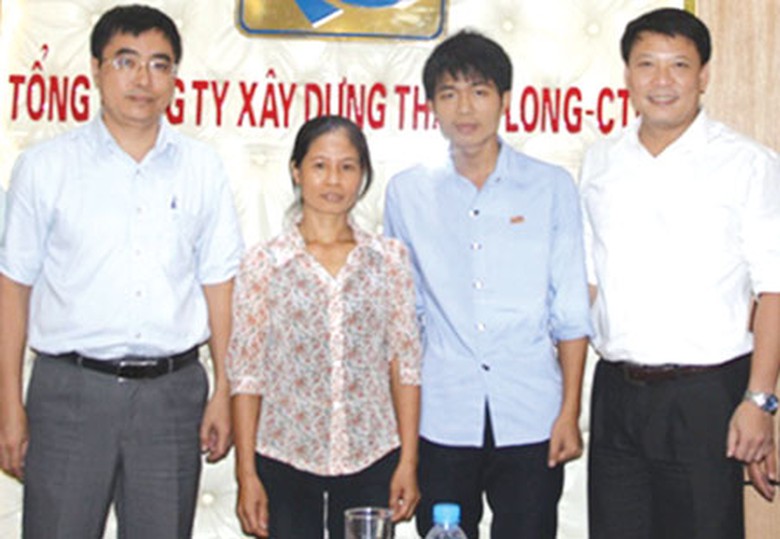 L&atilde;nh đạo TCT X&acirc;y dựng Thăng Long gặp gỡ, động vi&ecirc;n mẹ con thủ khoa Kiều Văn Bắc