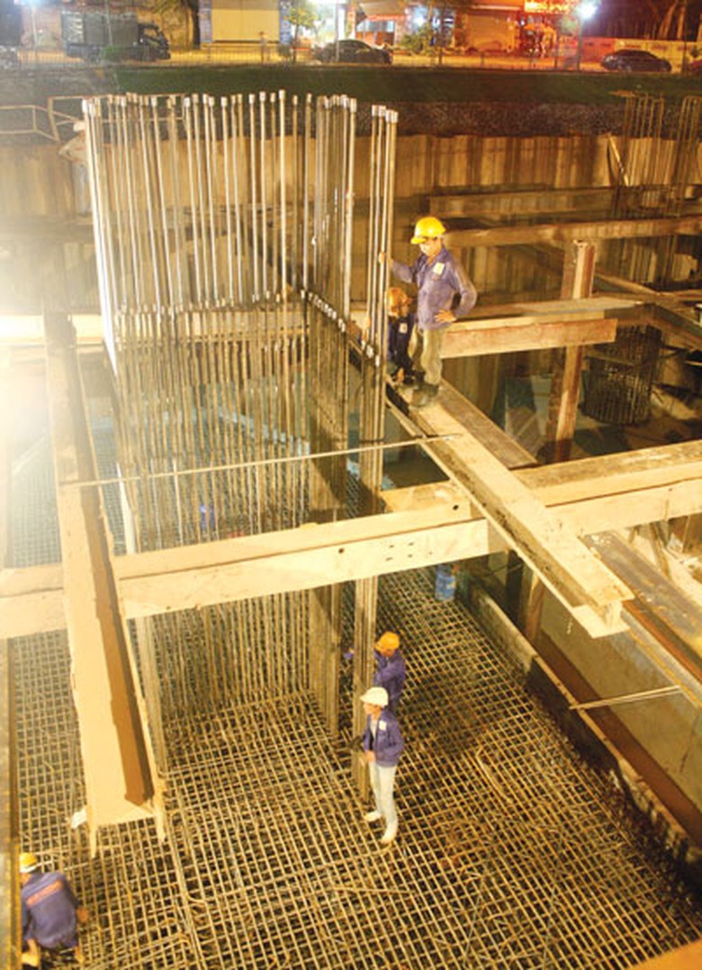 Thi c&ocirc;ng ga L&aacute;ng