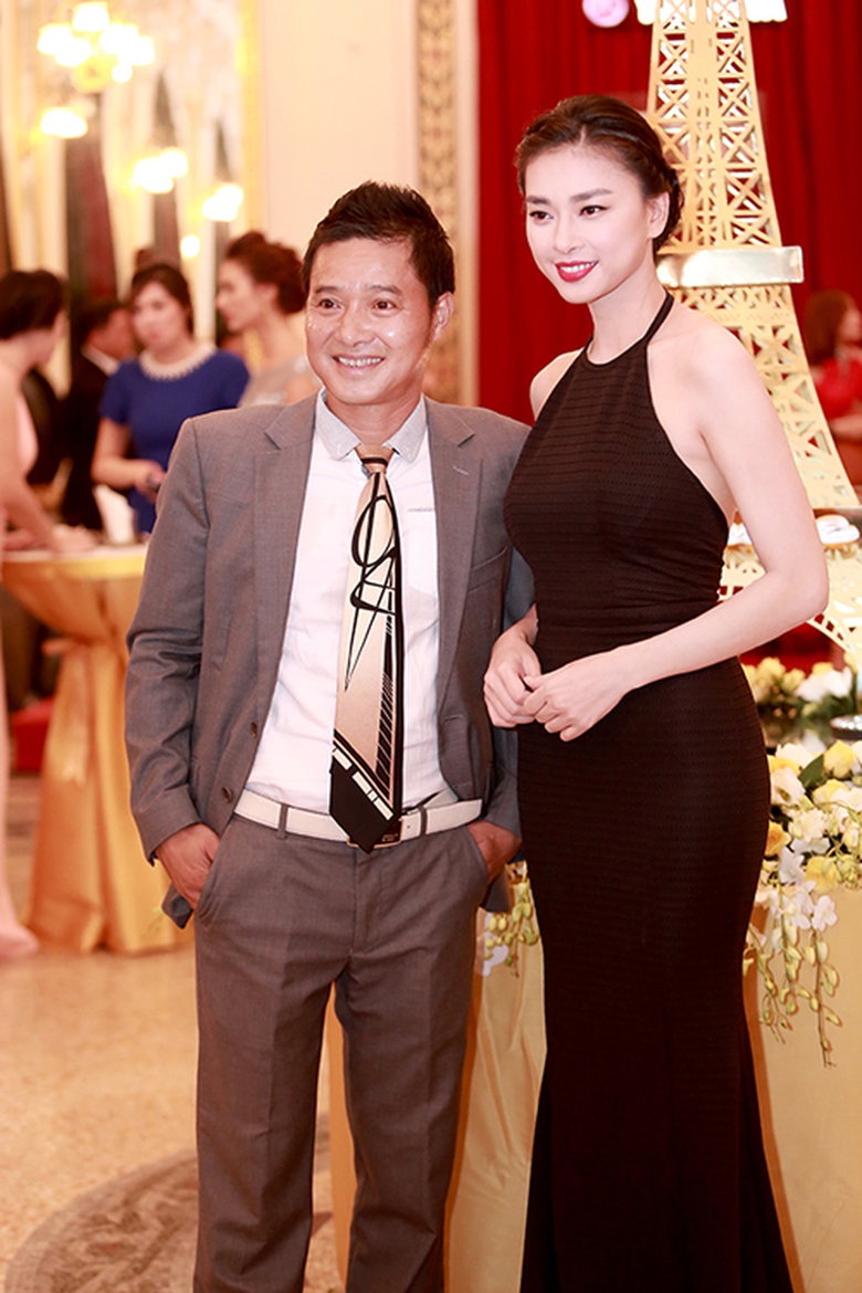 Diễn vi&ecirc;n Ng&ocirc; Thanh V&acirc;n quyến rũ với đầm đen chụp c&ugrave;ng Hồng Sơn.