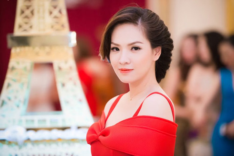  Trở lại sau hơn 2 th&aacute;ng sinh con trai, nữ MC thon thả, quyến rũ, kh&ocirc;ng thua k&eacute;m Ng&ocirc; Thanh V&acirc;n, H&agrave; Hồ. 