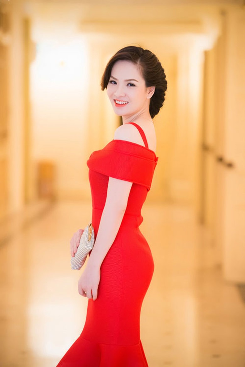 Diện bộ đầm đỏ rực rỡ &ocirc;m trọn cơ thể, kh&ocirc;ng &iacute;t người bất ngờ về v&oacute;c d&aacute;ng thanh mảnh của c&ocirc;.