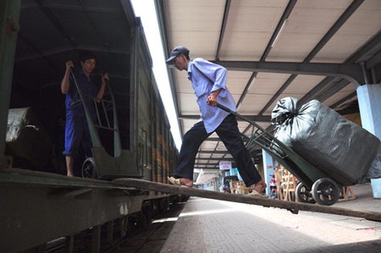 Chuyển h&agrave;ng l&ecirc;n t&agrave;u tại ga H&agrave; Nội