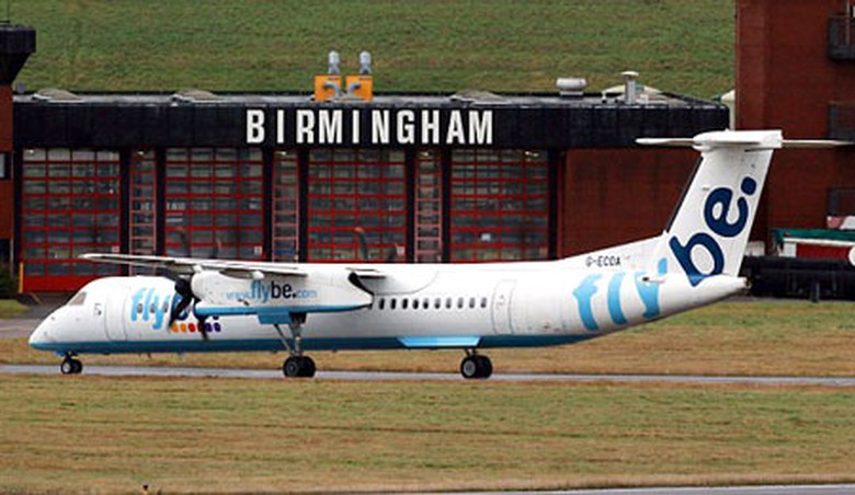 Một m&aacute;y bay của h&atilde;ng Flybe tại S&acirc;n bay quốc tế Birmingham