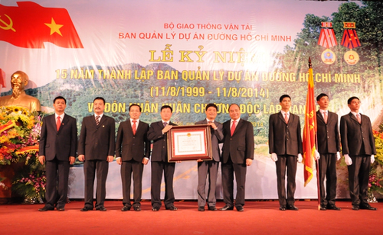 Ph&oacute; Thủ tướng Nguyễn Xu&acirc;n Ph&uacute;c trao Hu&acirc;n chương Độc lập hạng Ba cho Ban QLDA đường Hồ Ch&iacute; Minh