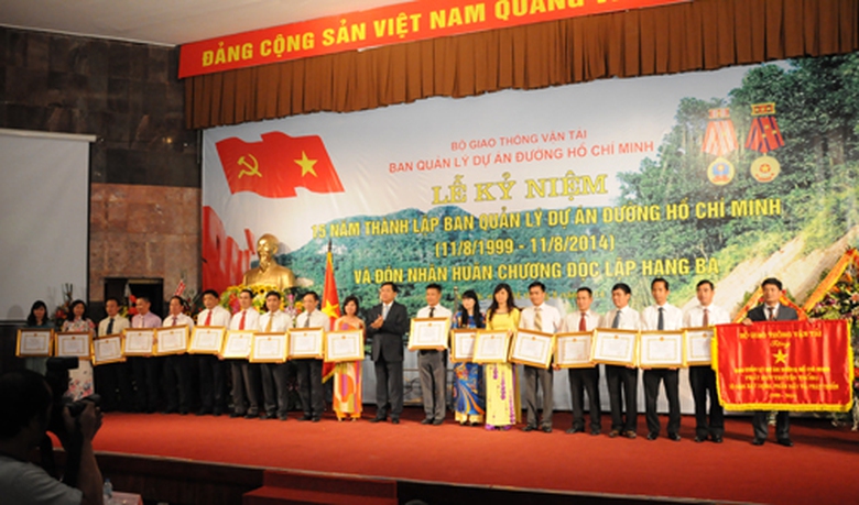 Bộ trưởng Đinh La Thăng trao Bằng khen của Bộ GTVT cho c&aacute;c c&aacute; nh&acirc;n v&agrave; tập thể của Ban QLDA đường HCM c&oacute; nhiều th&agrave;nh t&iacute;ch trong lao động sản xuất, đ&oacute;ng g&oacute;p v&agrave;o sự ph&aacute;t triển của Ng&agrave;nh.