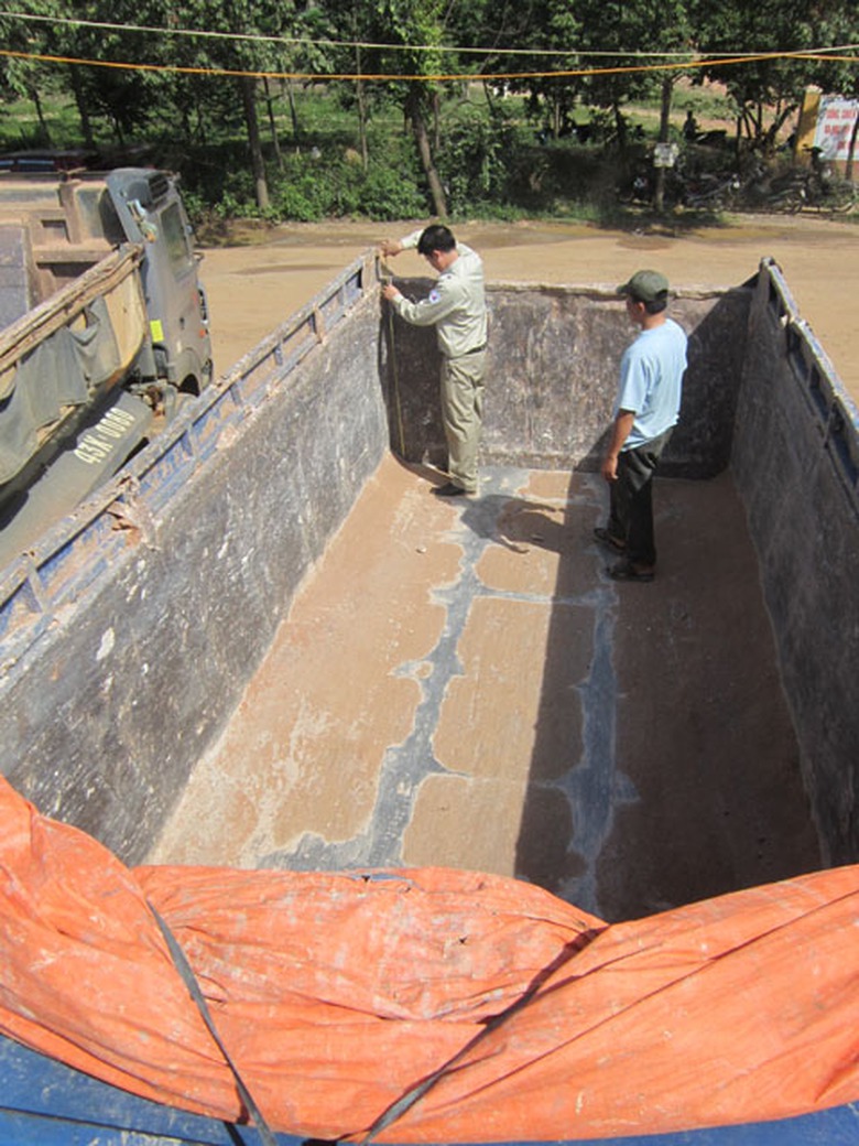 Kiểm tra k&iacute;ch thước th&ugrave;ng xe &ocirc; t&ocirc; tải tự đổ