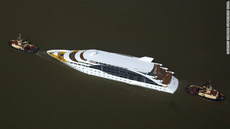 Chiếc du thuyền n&agrave;y kh&ocirc;ng c&oacute; động cơ, mất 2 tuần mới k&eacute;o được từ Phần Lan về Anh