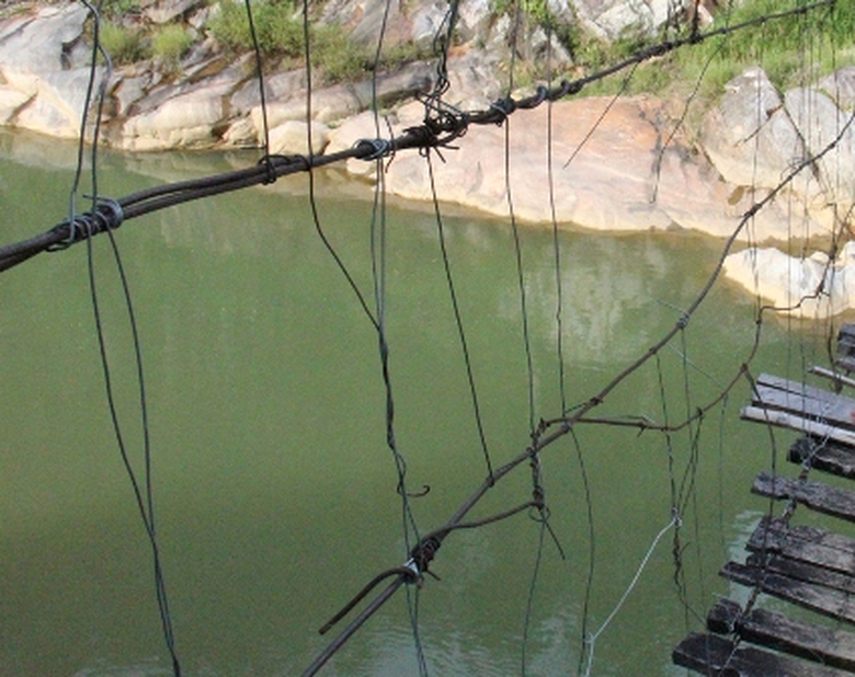 Gia cố th&ecirc;m kẽm nhỏ để giảm bớt nguy hiểm cho trẻ con khi qua lại